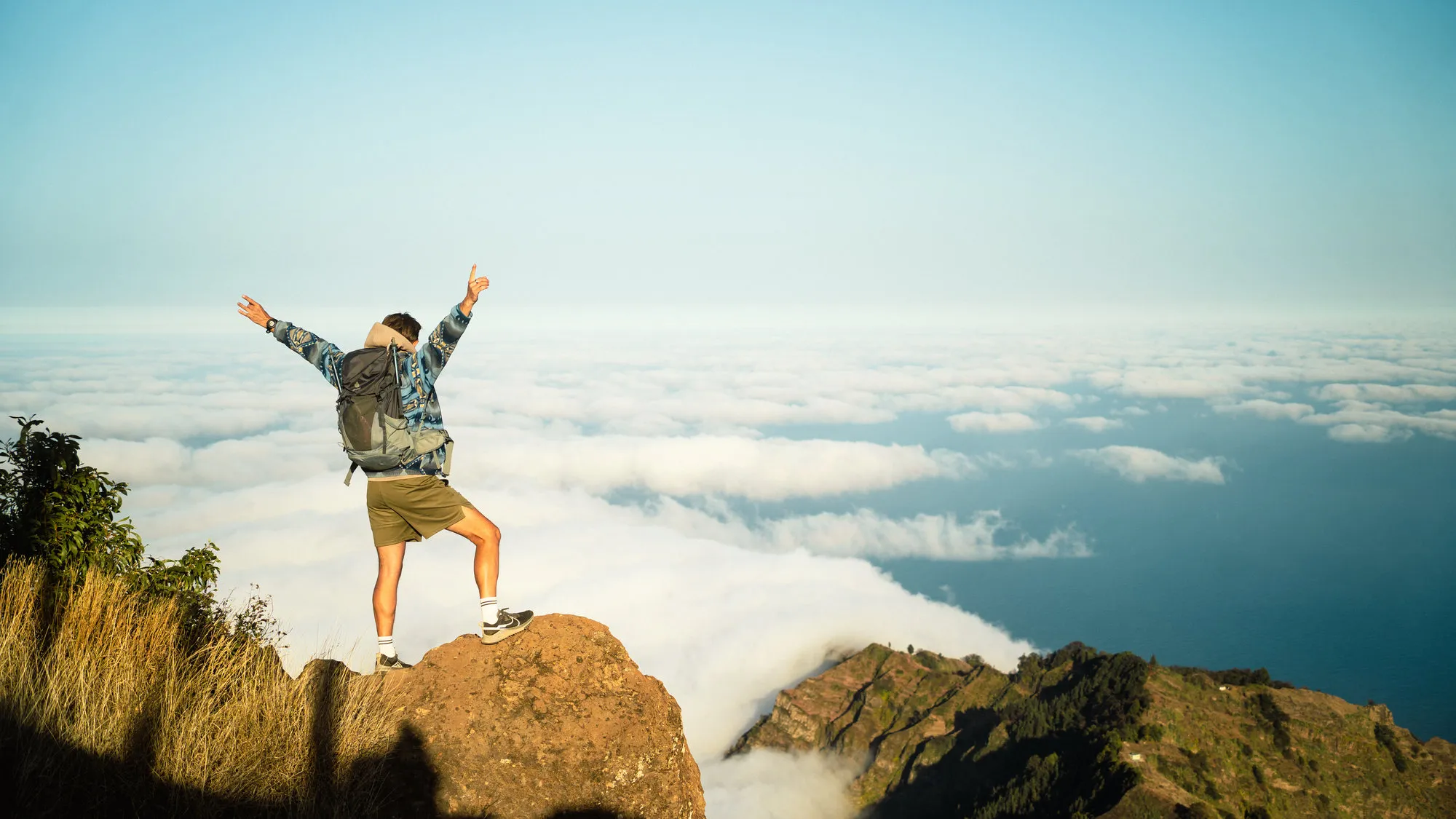 Een reiziger geniet van het uitzicht op de wolken na het beklimmen van een berg in het binnenland van het Kaapverdische eiland Santo Antão