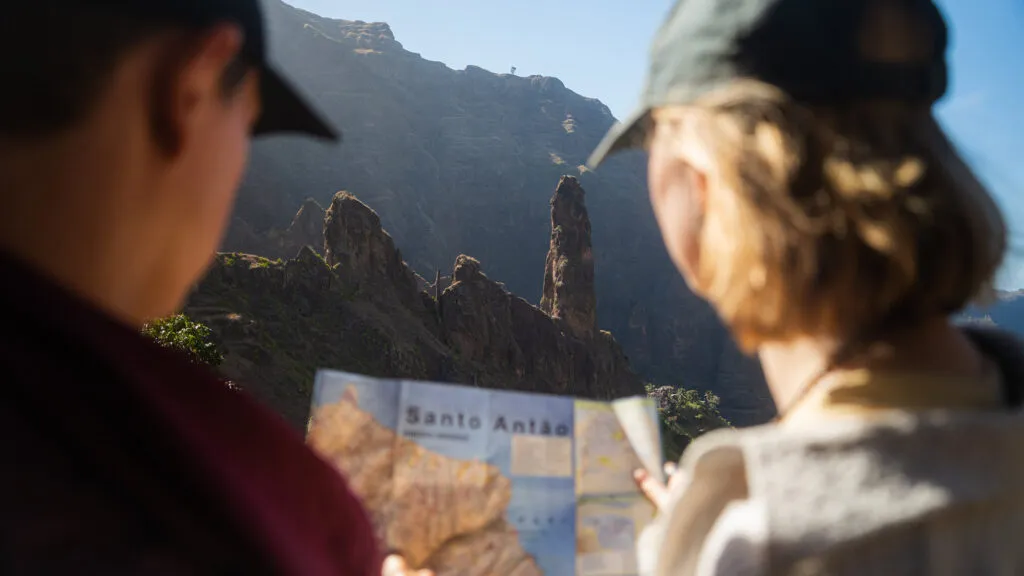 Wandelaar die de weg zoeken op Santo Antao