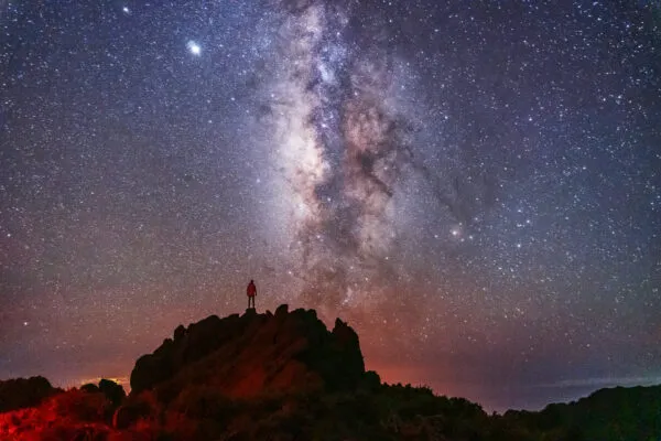 Adembenemende heldere sterrenhemel met de Melkweg boven het donkere silhouet van een bergtop op La Palma