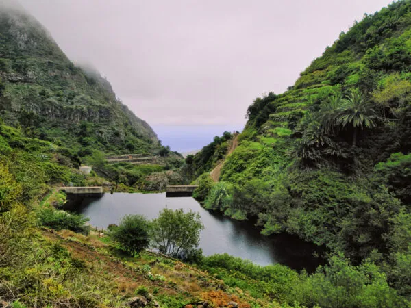Meer tussen de bergen van het Garajonay National Park