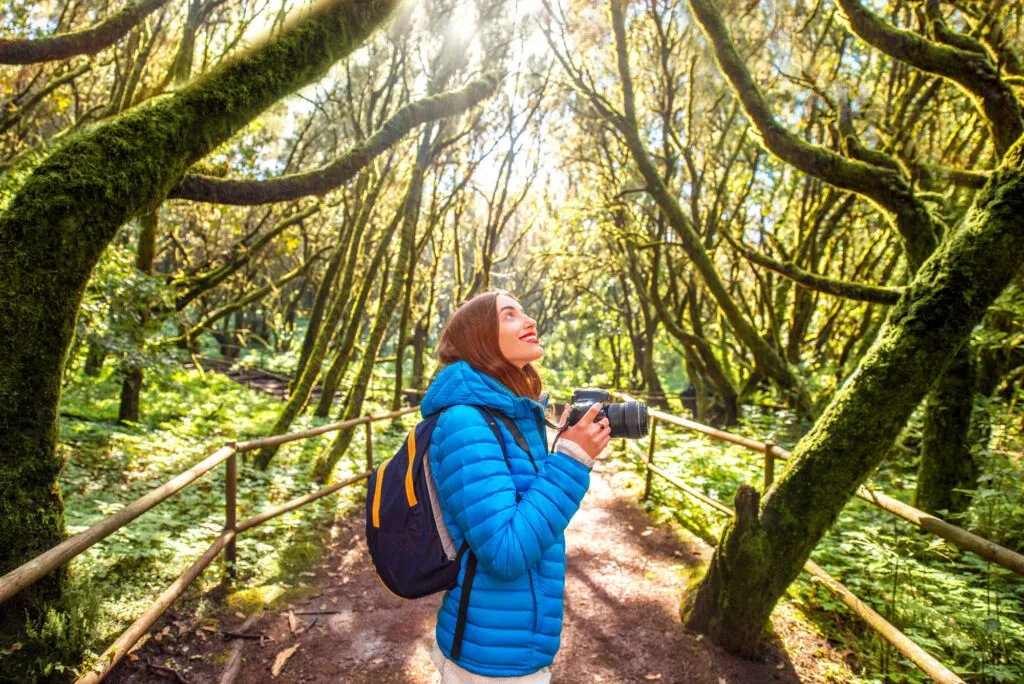 Garajonay nationale park van La Gomera met een vrouw die een camera vast heeft