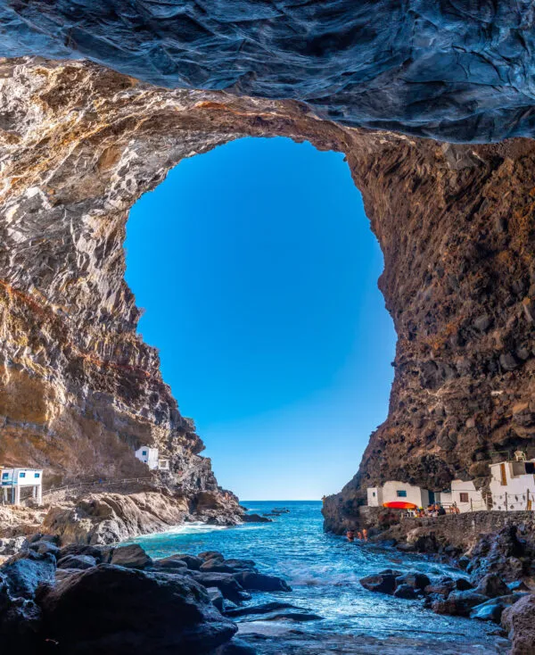 De gapende mond van La Palma aan de zee bij Poris de la Candelaria