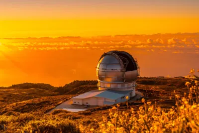 Observatorium bij Roque de los Muchachos met zonsondergang kleuren