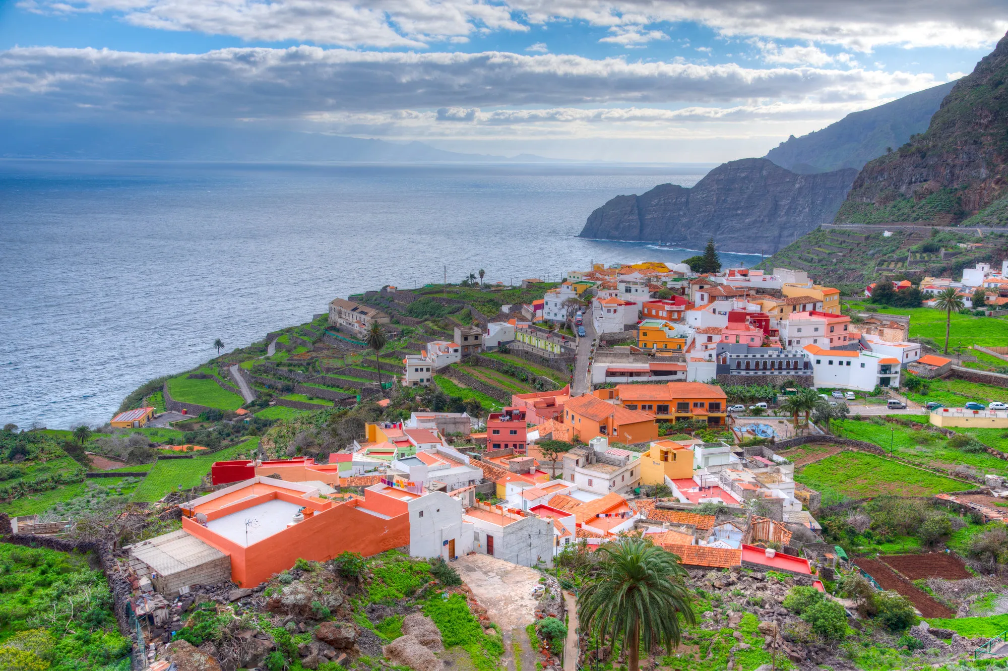 Foto vanuit de lucht van het plaatsje Agulo met de zee en bergen op de achtergrond