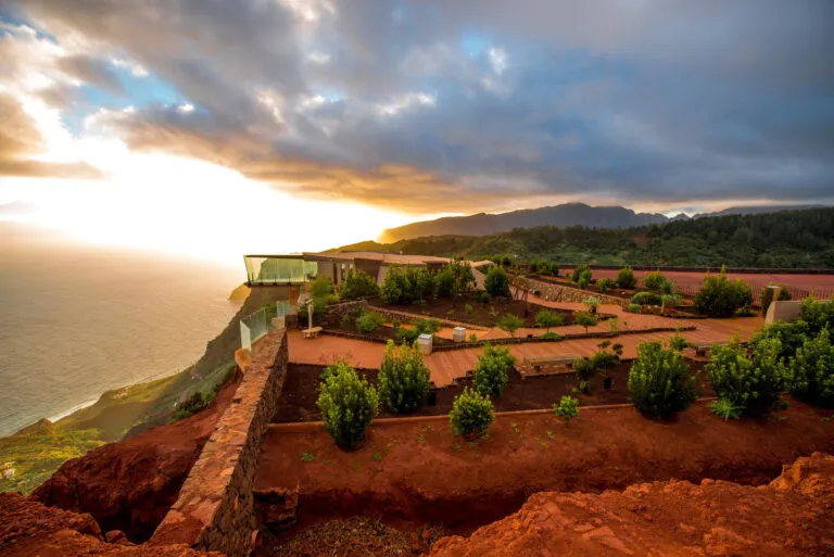 Uitzichtpunt van la Gomera met zonsondergang