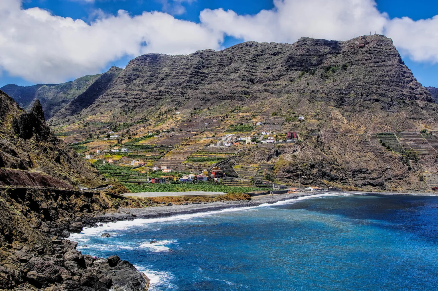 Uitzicht op de iconische Pescante de Hermigua en de diepblauwe Atlantische Oceaan bij de vallei van Hermigua op La Gomera