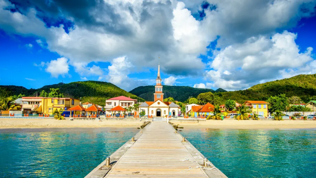 Grande Anse d’Arlet strand met pier op de voorgrond