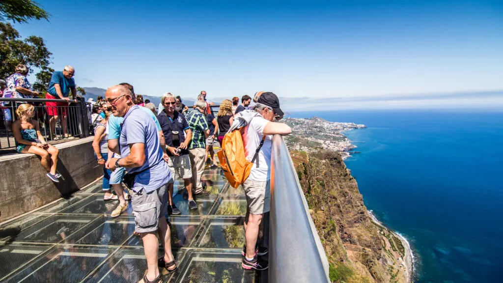 Oudere mensen lopen op Cabo Girao Skywalk Viewpoint op Madeira