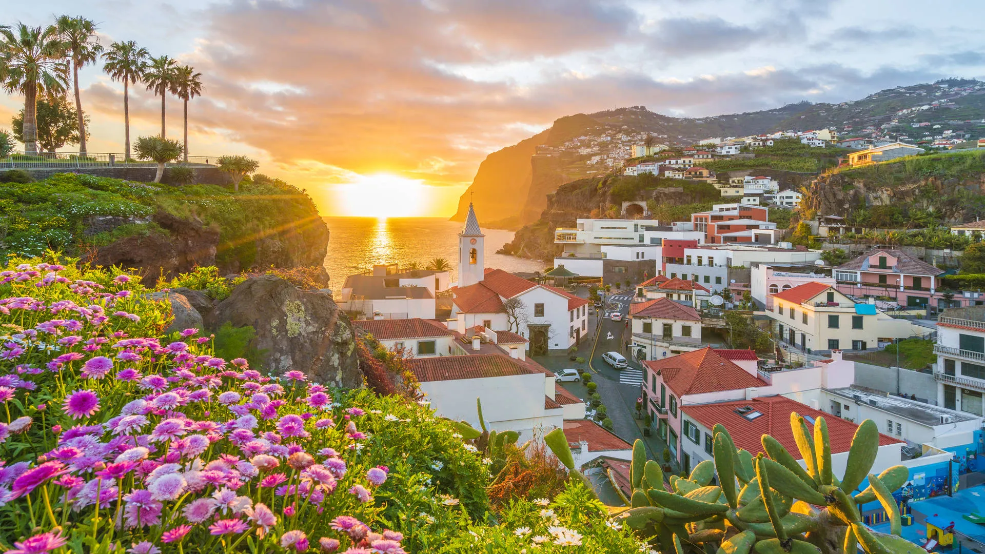 Uitzicht op Camara De Lobos op Madeira bij zonsondergang