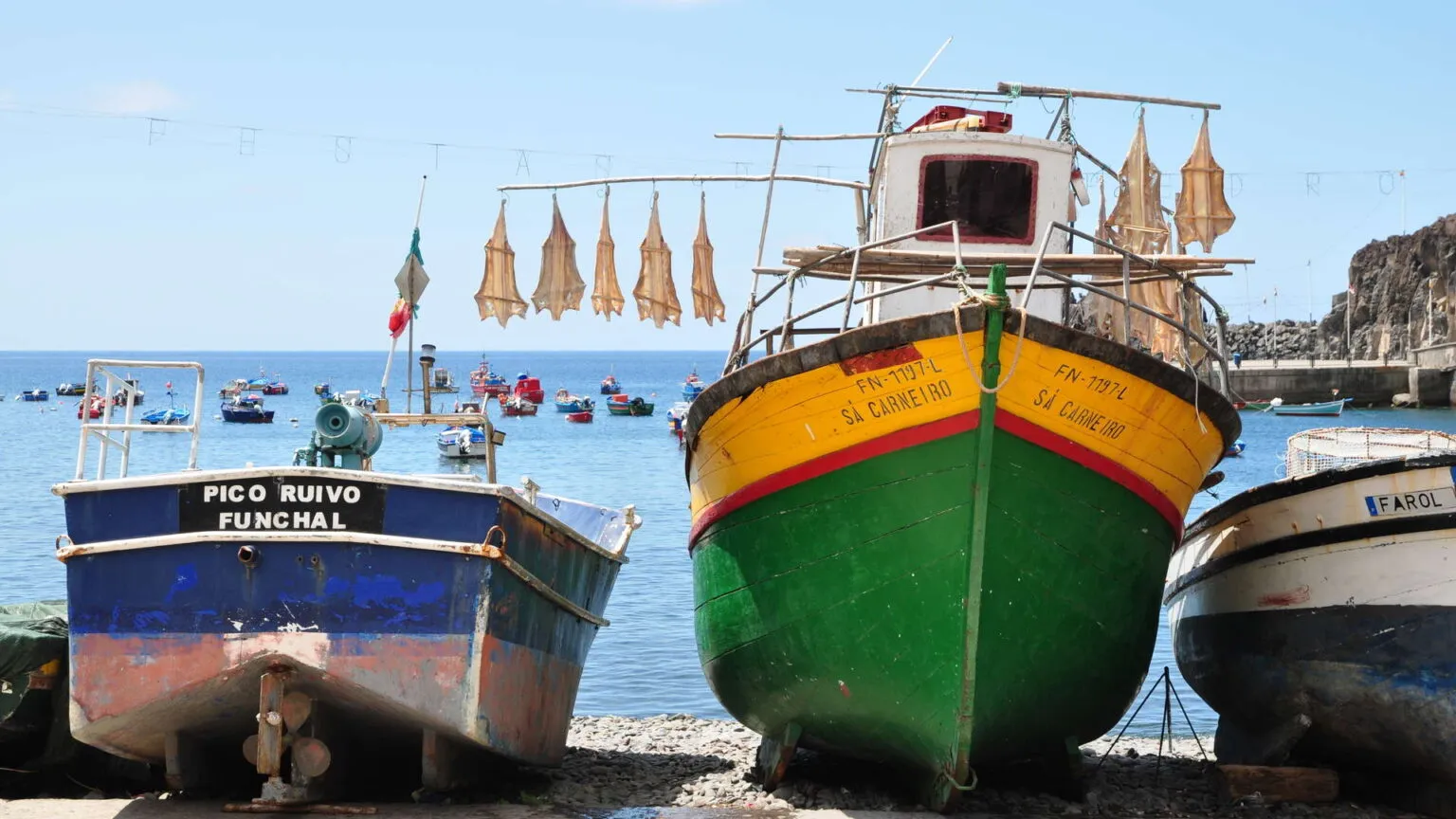 Vissersboot op het droge in de haven van Madeira