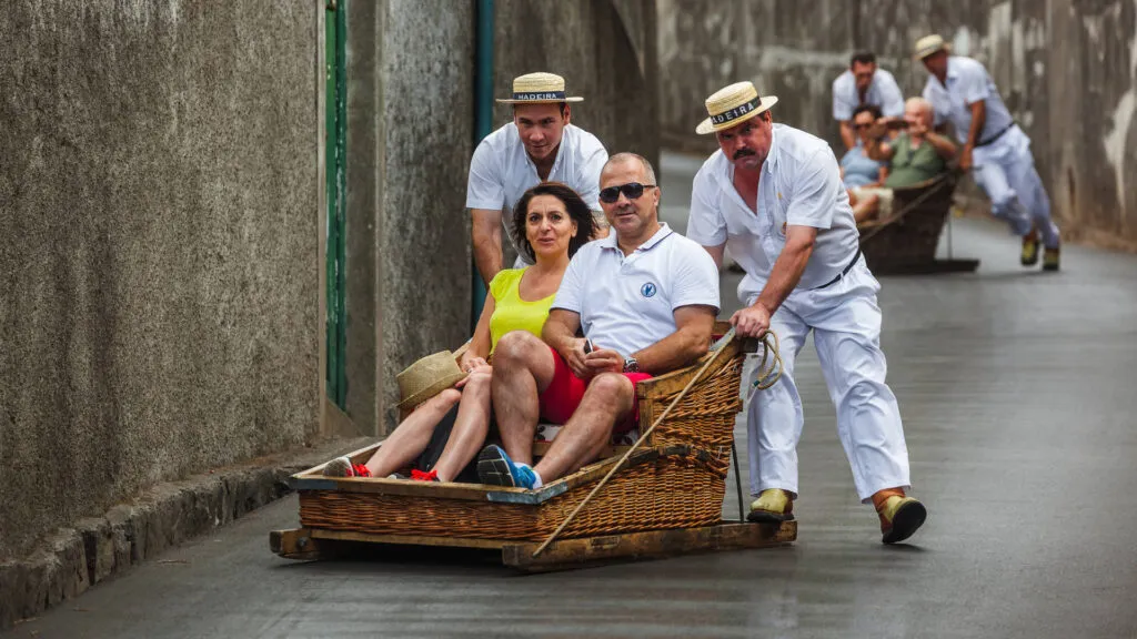 Riet Slee Mensen door de straten van Funchal op Madeira