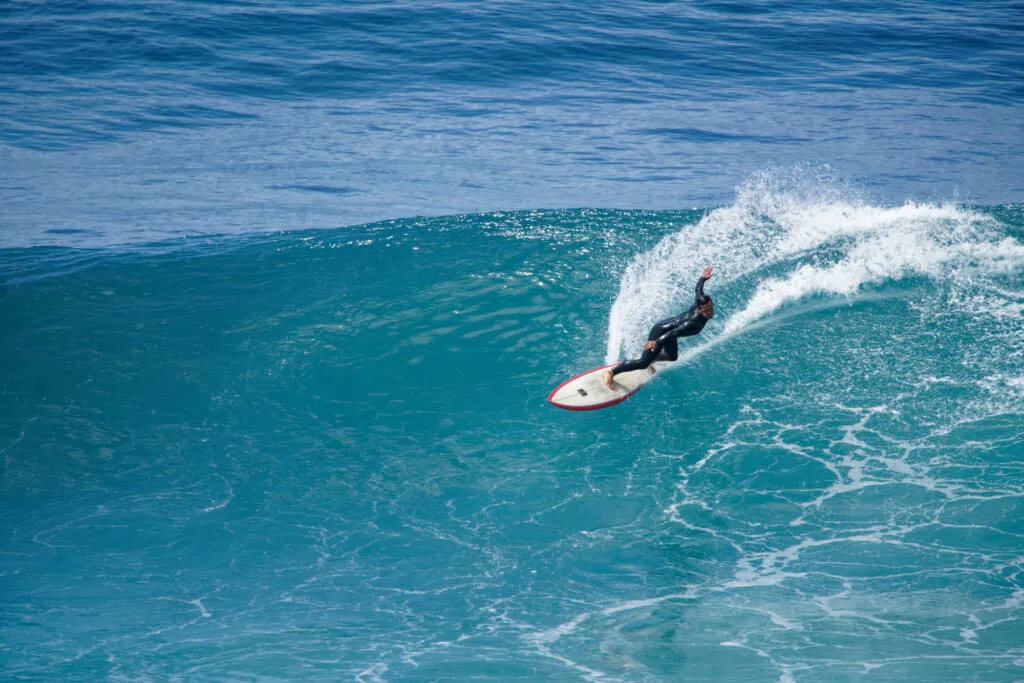 Een surfer op Madeira bij Jardim Do Mar