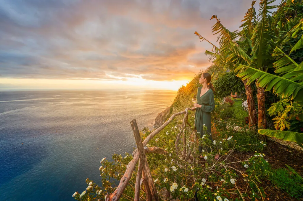 Wijngaard aan de kust van Madeira met zonsondergang