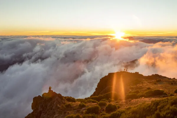 Uitzicht vanaf pico do arieiro met mistige bergtoppen