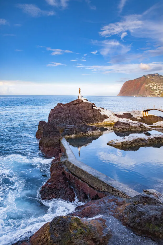 Natuurlijke zwembaden van vulkanisch lavarots aan de Atlantische kust bij Porto Moniz op het eiland Madeira