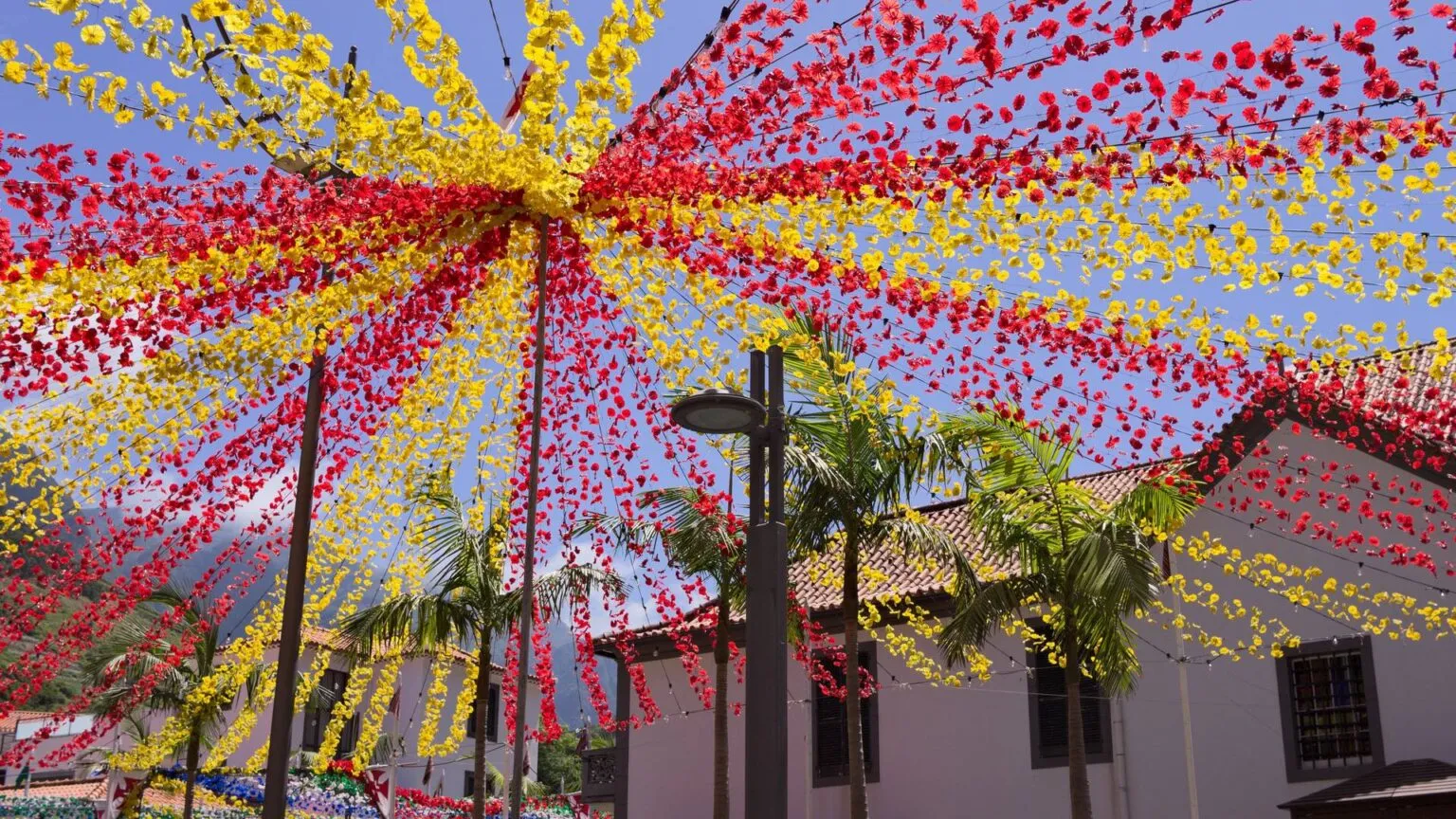 Versiering in Sao Vicente, Madeira, voor het bloemenfestival