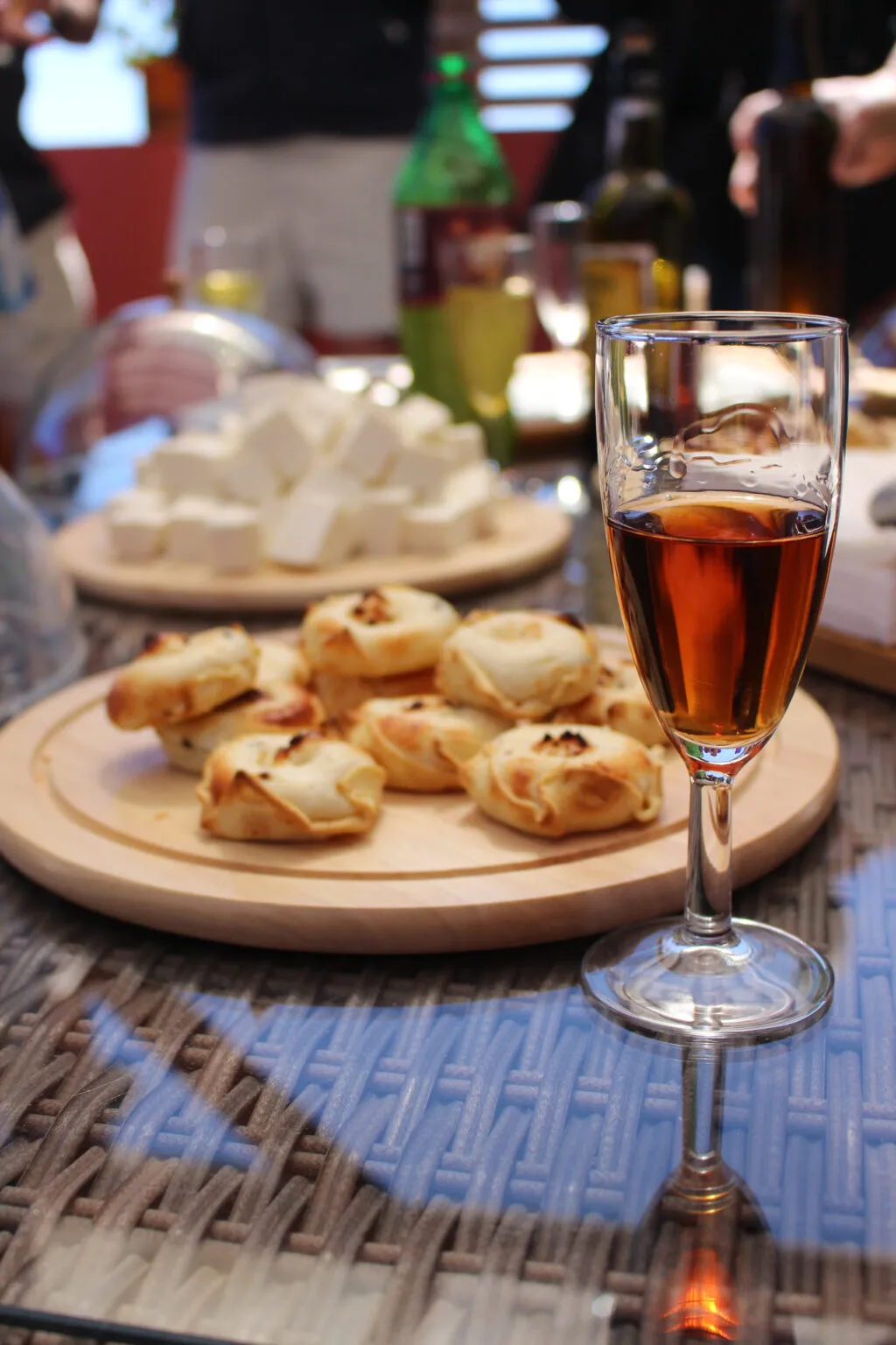 Madeira wijn geschonken bij een restaurant met andere hapjes