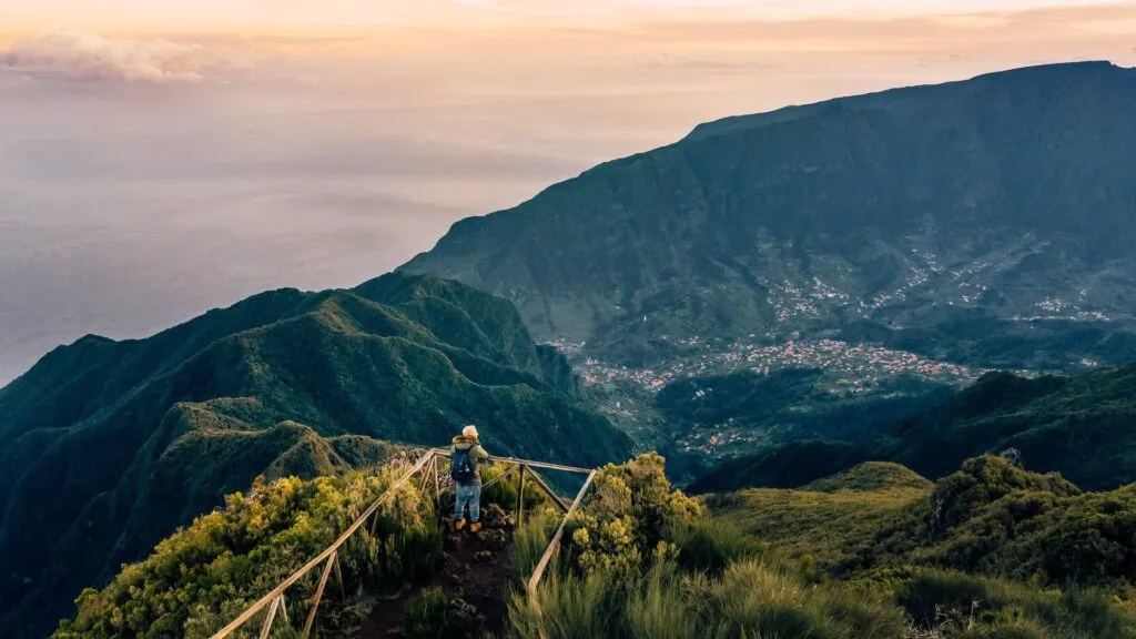 Reiger die wandelt naar een uitzichtpunt over Madeira