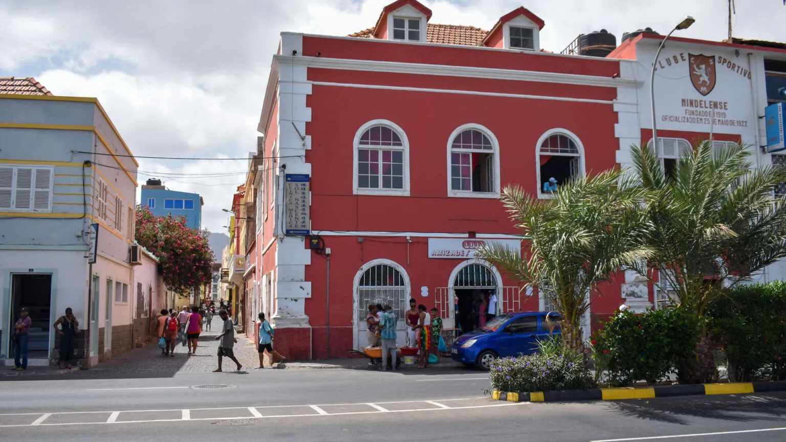 Een opvallend rood historisch gebouw met witte raamkozijnen en koloniaal ontwerp in de stad Mindelo op São Vicente, Kaapverdië.