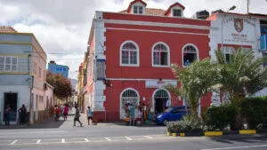 Mindelo18 rode huizen