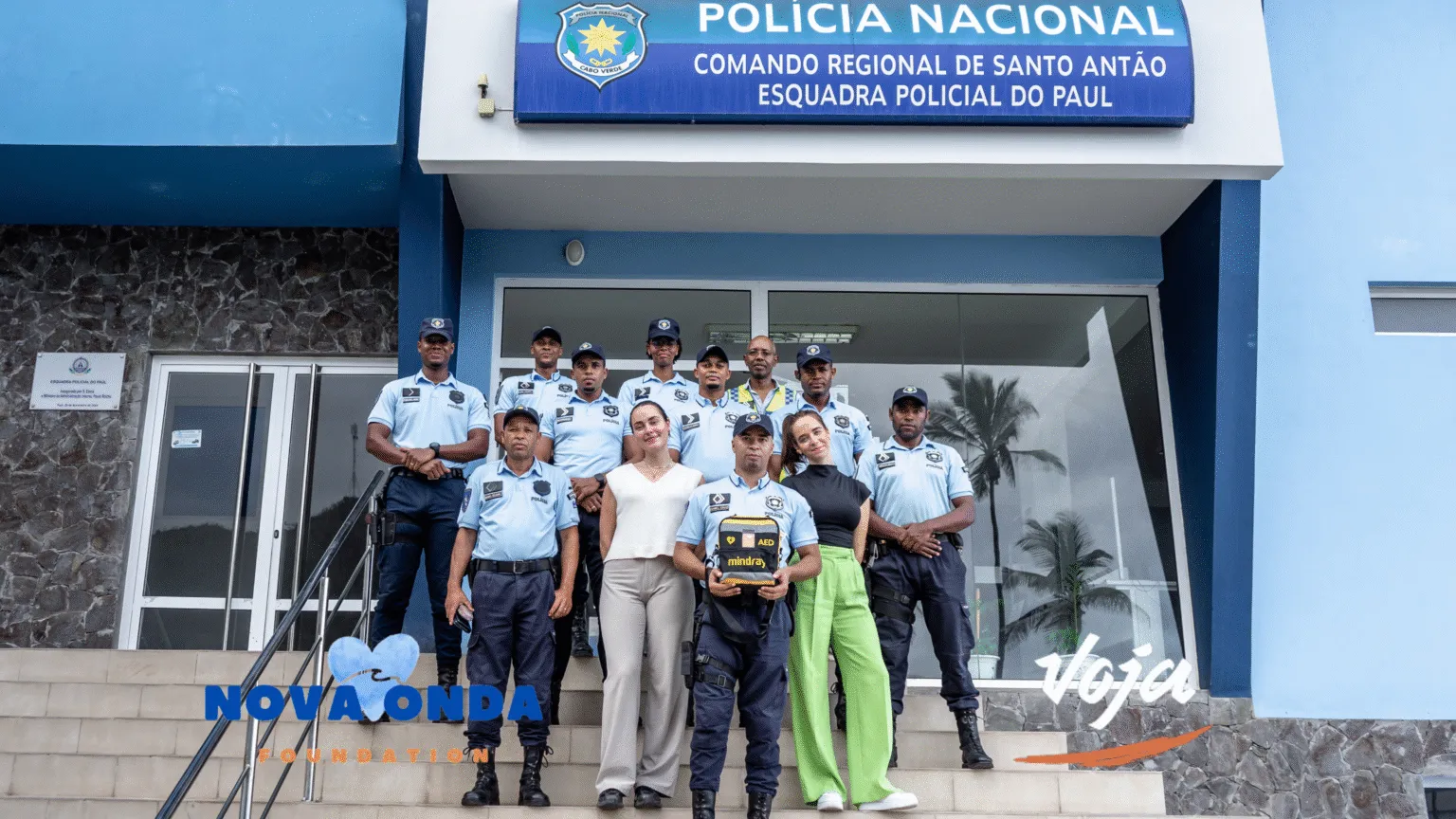 Een groep politiemensen in blauwe uniformen poseert samen met medewerkers voor het politiebureau van Paul op het eiland Santo Antão, Kaapverdië.