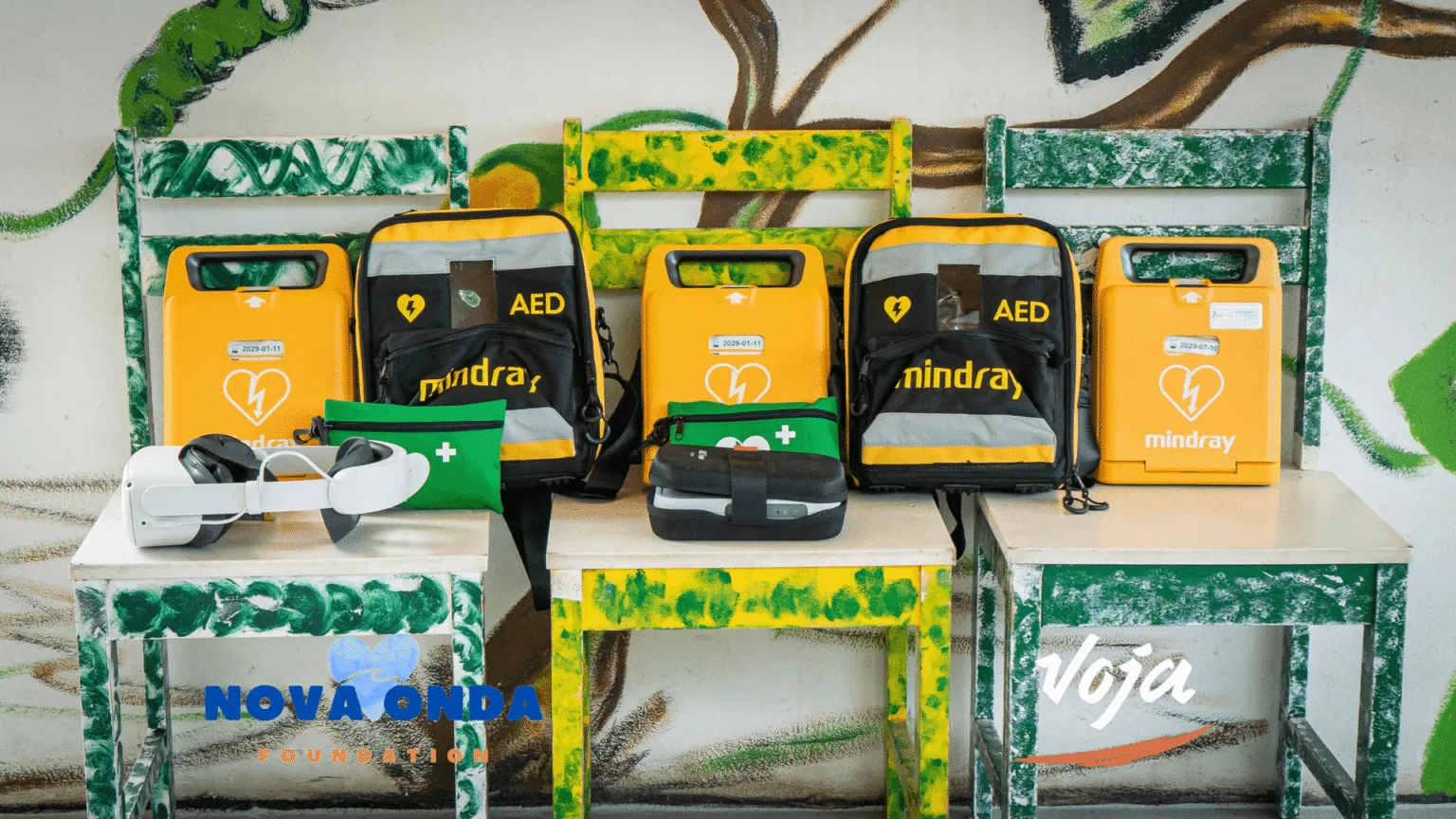 Een reeks gele draagbare accustations en bijbehorende apparatuur opgesteld tijdens een uitreiking van het Nova Onda impactproject op Santo Antão, Kaapverdië.