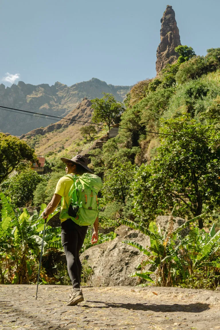 Een local wandelt door de groene natuur in het binnenland van het eiland Santo Antão
