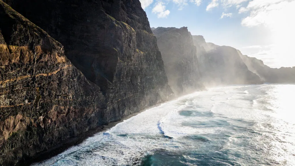Ruige kustlijn met spectaculaire rotspartijen en beukende golfslag op het eiland Santo Antão in Kaapverdië