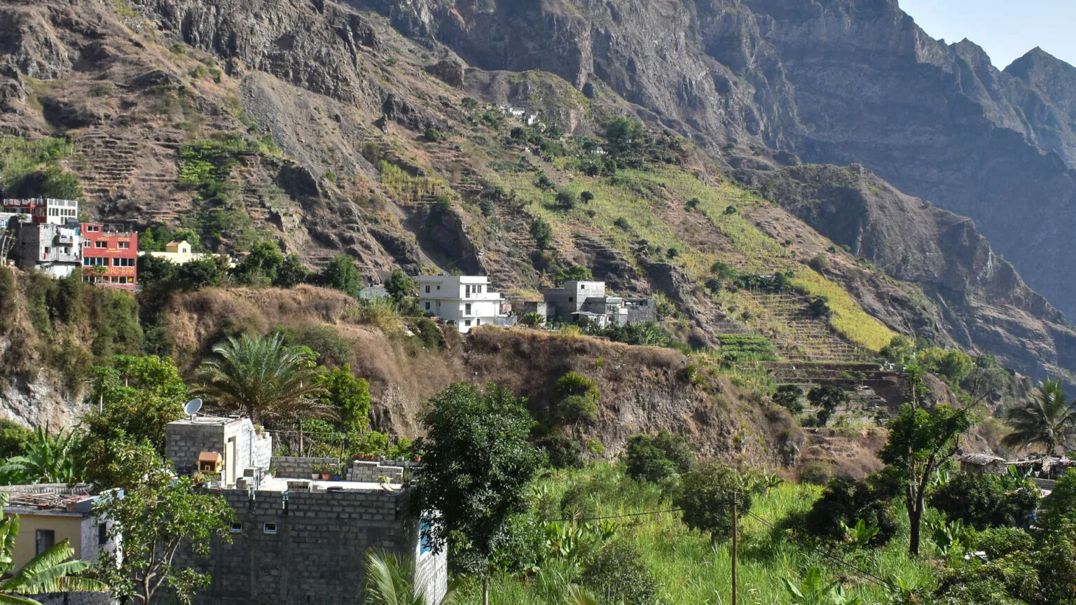 Kleinschalige woningen gebouwd op de steile, groene berghellingen van de Paúl-vallei op het eiland Santo Antão, Kaapverdië.