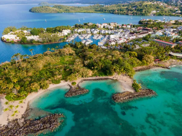 Luchtfoto van de schilderachtige schiereilanden, zandstranden en helderblauwe baai bij Pointe du Bout in Les Trois-Îlets op Martinique, met de jachthaven op de achtergrond.