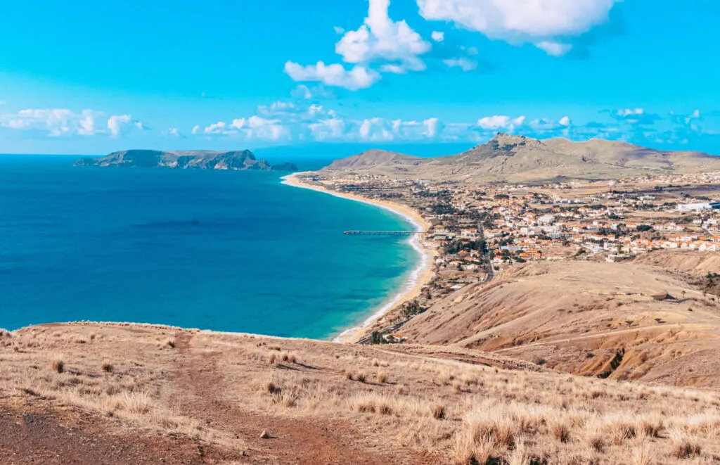 Uitzicht op een zonnige dag op de kust van Porto Santo