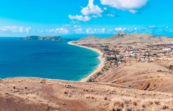 Uitzicht op een zonnige dag op de kust van Porto Santo