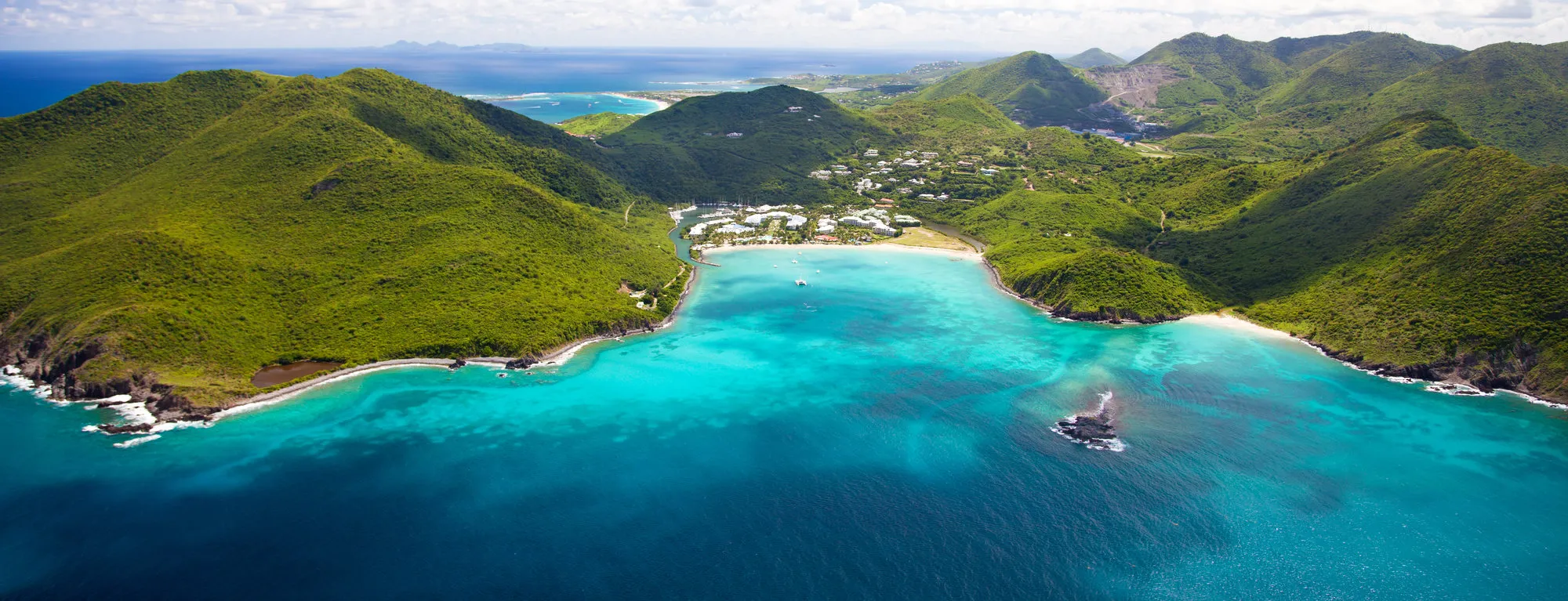 luchtfoto van een jachthaven en een resort in Anse Marcel