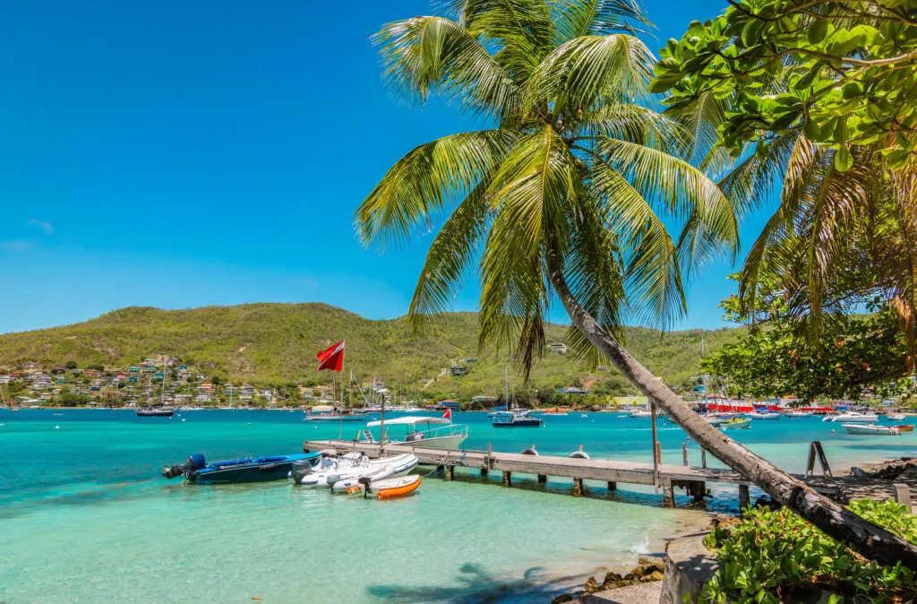 Steiger met kleurrijke bootjes in de baai van Bequia.