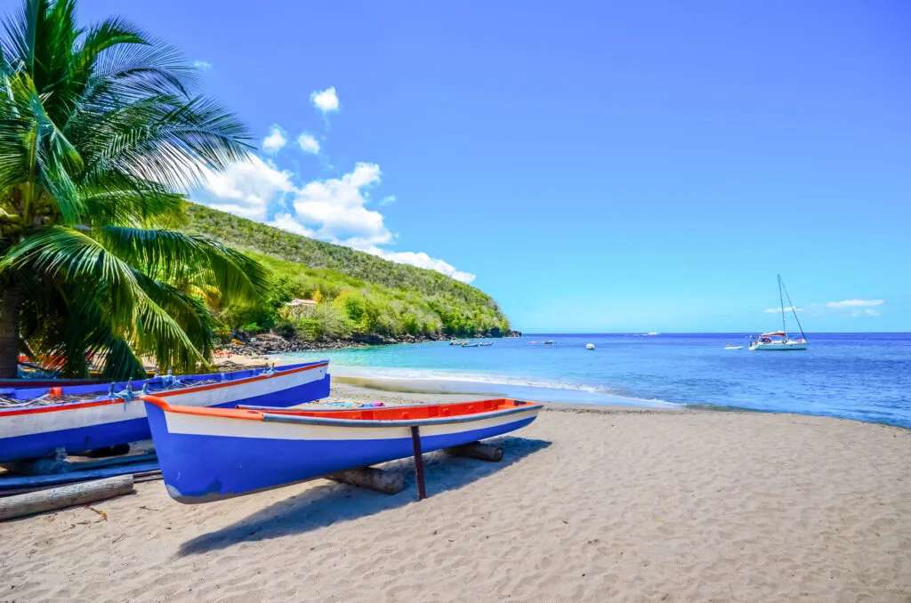 Caribisch strand van Martinique naast traditionele vissersboten