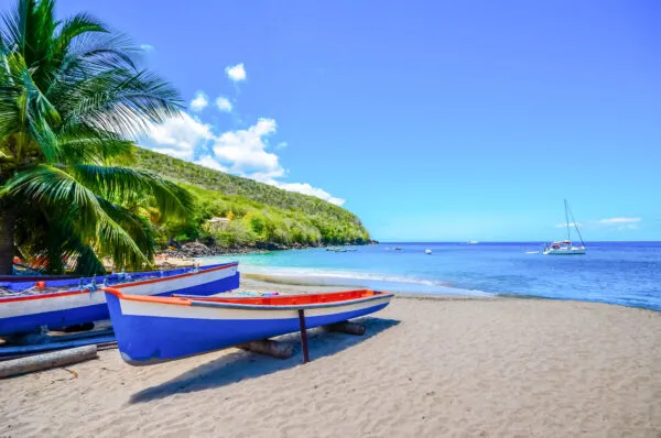 Caribisch strand van Martinique naast traditionele vissersboten
