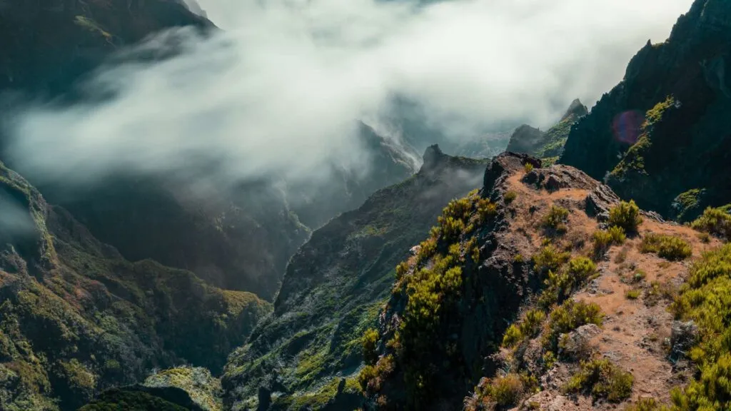 Mistige omgeving rondom Pico Do Arieiro op Madeira
