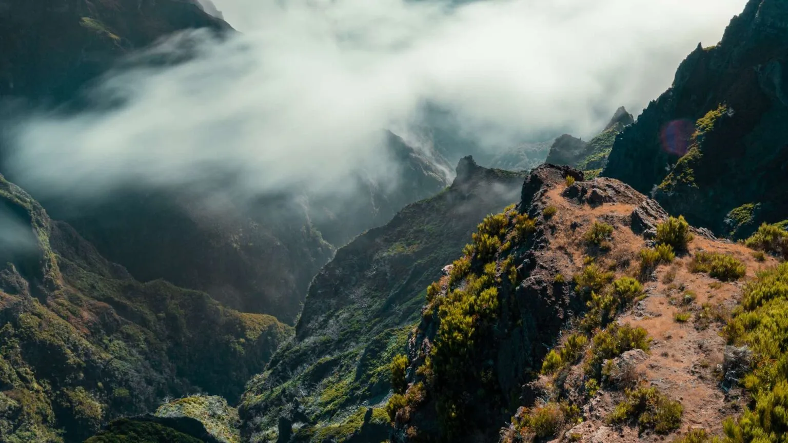 Mistige omgeving rondom Pico Do Arieiro op Madeira