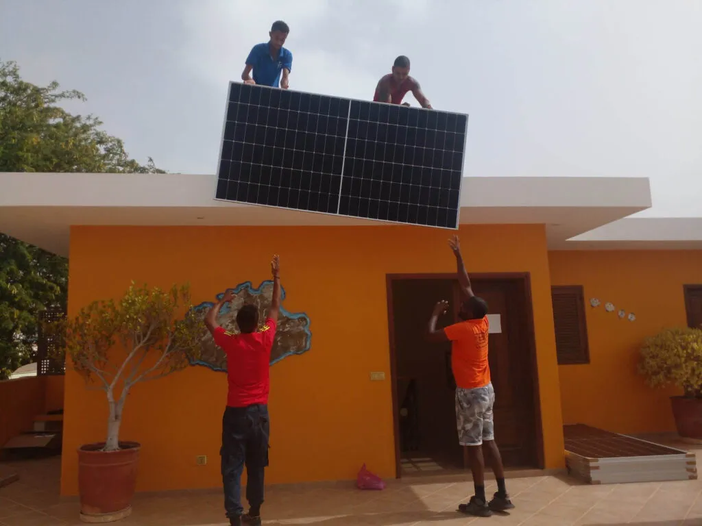 Bouwvakkers op Sao Vicente die een zonnepaneel installeren