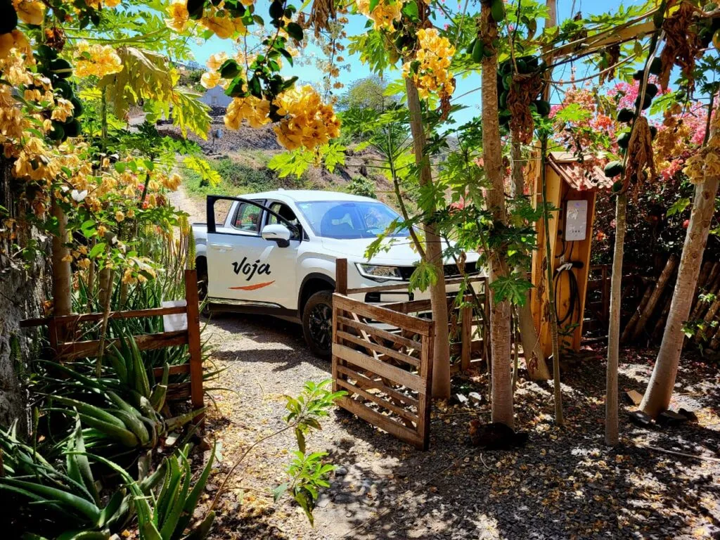 Elektrische auto van Voja Travel die bij de Eco Lodge staat geparkeerd
