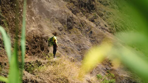 Een wandelaar geniet van het uitzicht op een bergpad in de binnenlanden van eiland Santo Antão