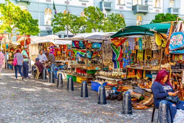 Marktkramen vol kleurrijke, handgemaakte Afrikaanse souvenirs, kunstwerken en textiel op een openluchtmarkt in Kaapstad, Zuid-Afrika.