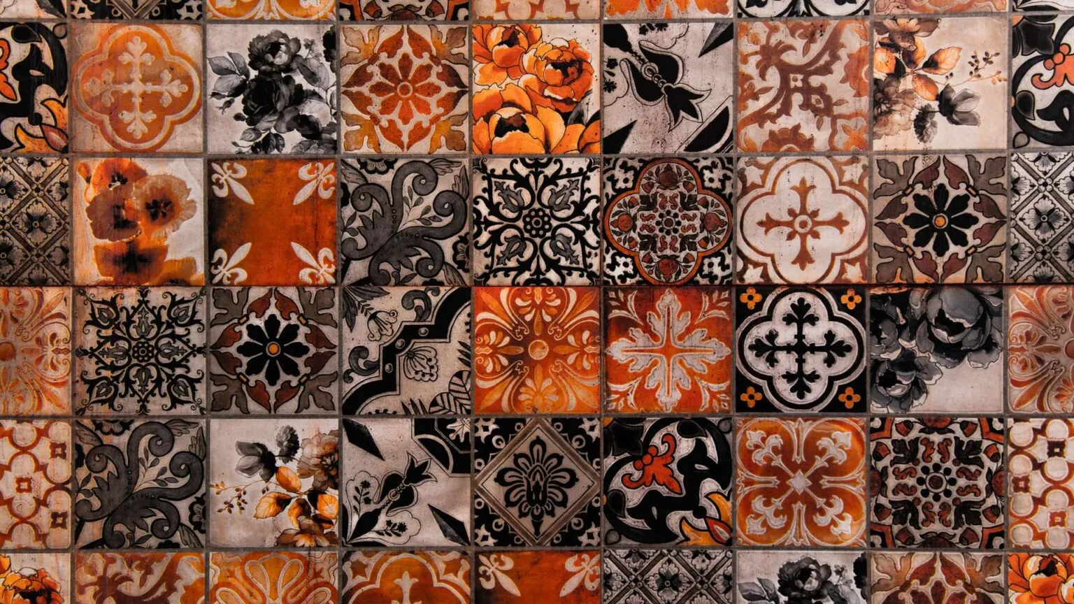 Een mozaïek van decoratieve azulejos tegels met verfijnde patronen en oranje-bruine tinten in een museum op Madeira.