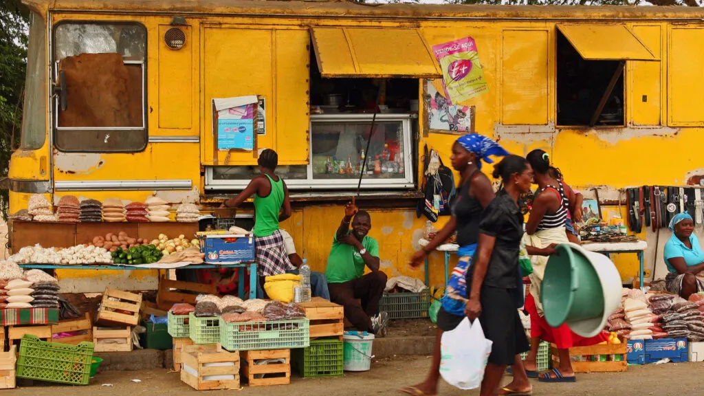 Locals doen boodschappen op de bruisende markt van Praia op het eiland Santiago