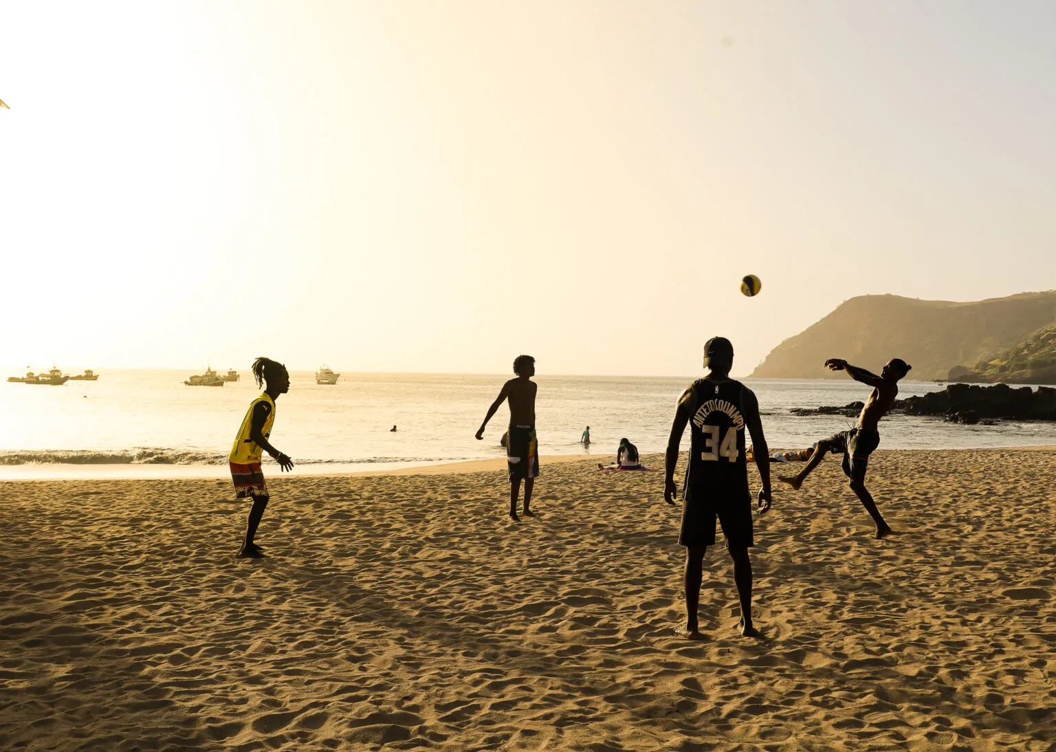 Mensen die aan het voetballen zijn op het strand van Tarrafal op Santiago