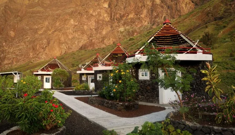 Traditionele funku's, lavastenen huisjes, in de krater van de Fogo do Pico