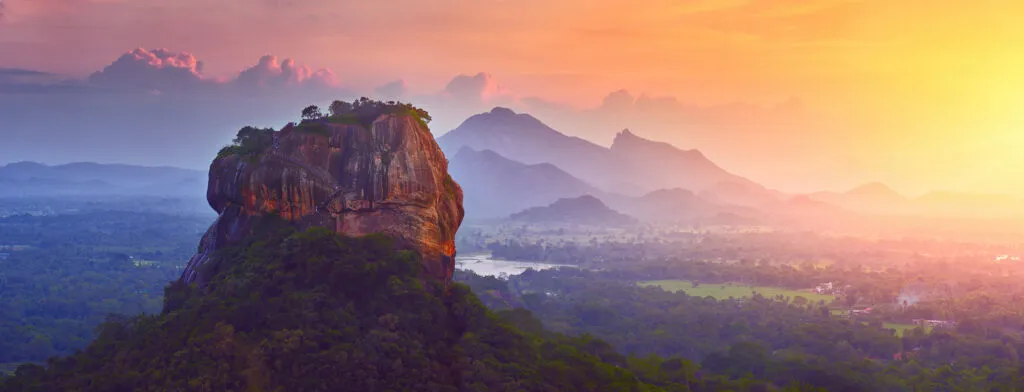 Panoramisch uitzicht op Sigiriya in Sri Lanka, ook wel Lion's Rock genoemd.