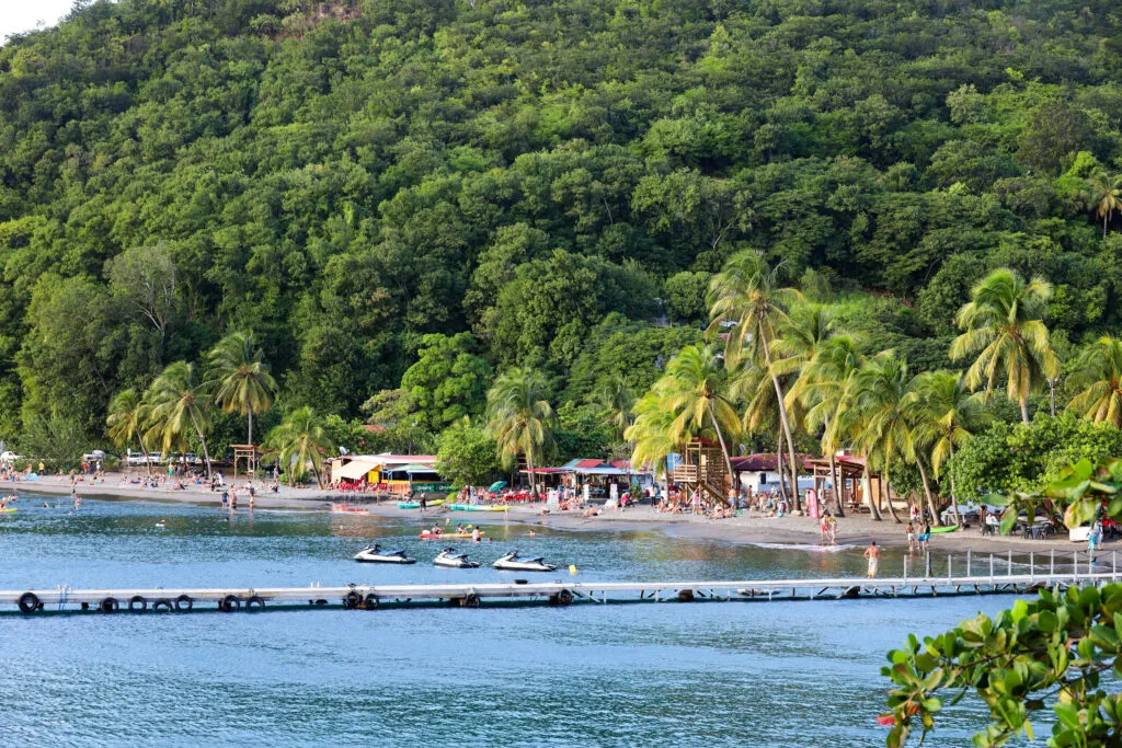 Een panoramisch uitzicht op het tropische Plage de la Malendure in Guadeloupe.