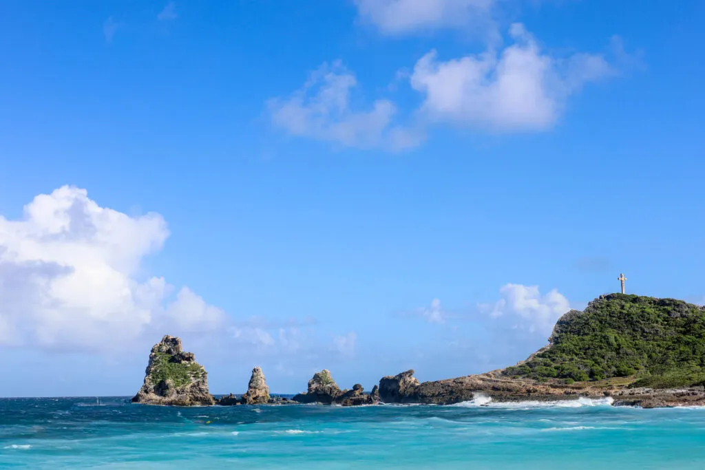 De indrukwekkende rotsformaties van Pointe des Châteaux rijzen op uit de helderblauwe Caribische Zee onder een strakblauwe lucht in Guadeloupe.