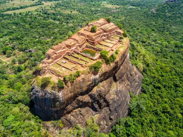 Lion Rock in Sri Lanka omringd door groene bossen
